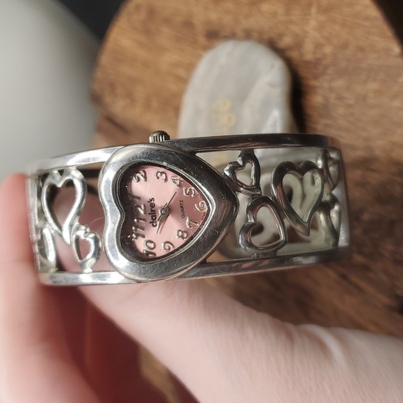 B2727 vintage Claire's heart scroll cuff bracelet needs batteries - Picture 2 of 3